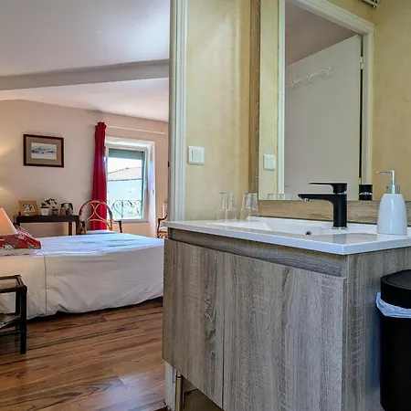 Bed & Breakfast Chambre Coquelicot Pour 3 Avec Sdb Privative Et Recharge Electrique, Wifi Offert - Fr-1-582-495 Lempdes sur Allagnon